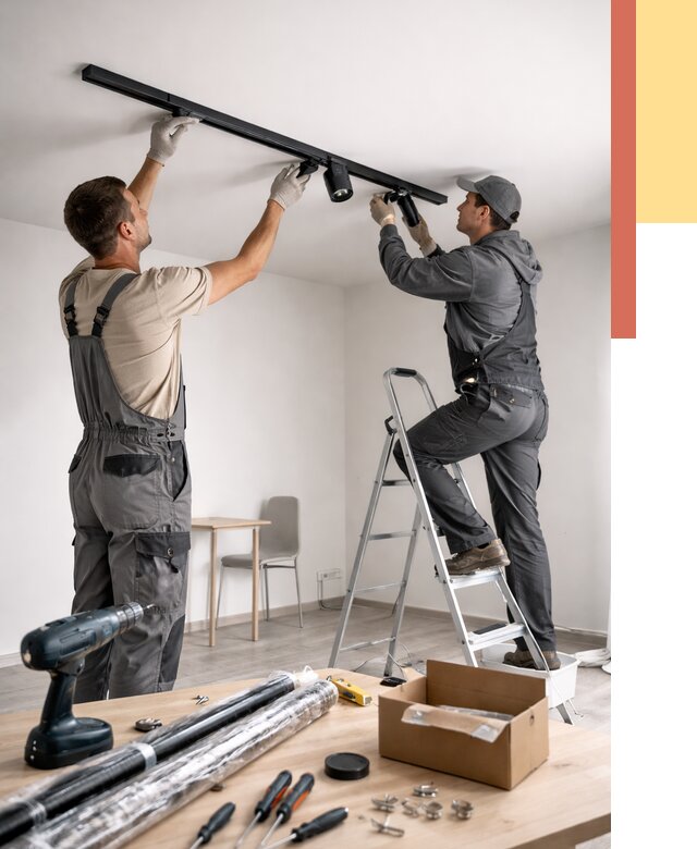 Установка трековых светильников в натяжной потолок в Гатчине от 4316 руб. | ОТДЕЛОЧНИК-Гтч